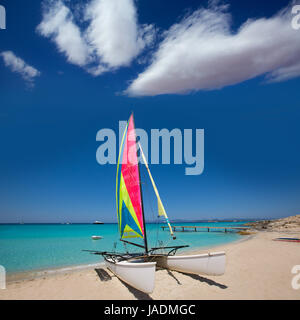 Katamaran Segelboot in Illetes Strand Formentera auf den Balearischen Inseln Stockfoto