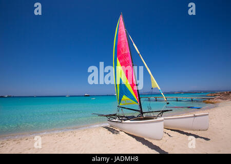 Katamaran Segelboot in Illetes Strand Formentera auf den Balearischen Inseln Stockfoto