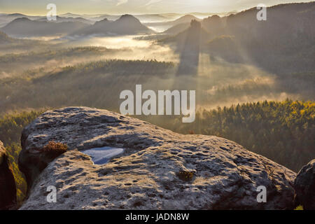 Sonnenaufgang von nebligen Kleiner Winterberg im Nationalpark Böhmische Schweiz, Tschechische Republik Stockfoto