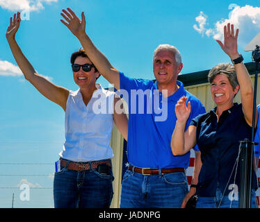 (L-R) Gouverneur von Iowa Kim Reynolds, Vizepräsident Mike Pence, Senator Joni Ernst (Republikanische of Iowa) Welle der Menge an Ernsts 3. jährlichen Braten und Fahrt Charity Motorradfahrt zum Militärveteranen im zentralen Iowa Expo Center in Boone, Iowa, 3. Juni 2017 zu profitieren. Stockfoto