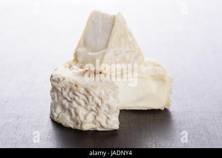 Köstlichen Ziegenkäse auf dunklen grauen Hintergrund. Kulinarischen Käse essen. Stockfoto