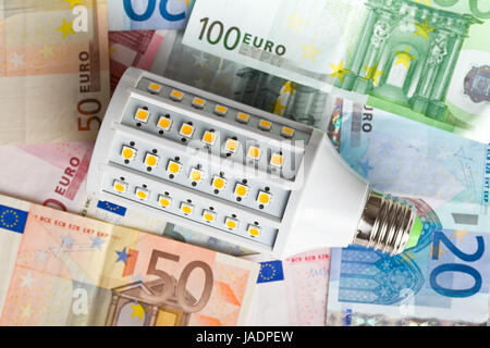 Draufsicht der LED Glühbirne mit Euro-Banknoten Stockfoto