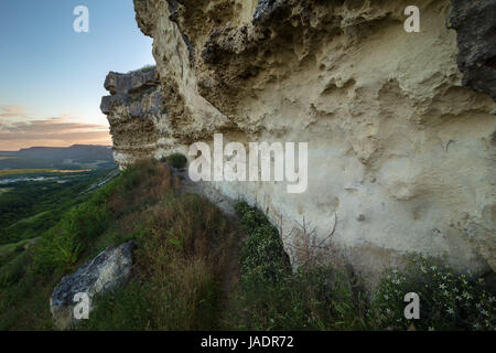 Wände der Höhlenstadt Bakla in Bakhchysarai Raion, Crimea. Stockfoto