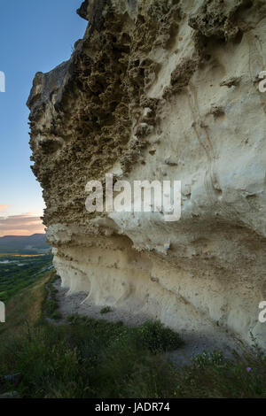 Wände der Höhlenstadt Bakla in Bakhchysarai Raion, Crimea. Stockfoto