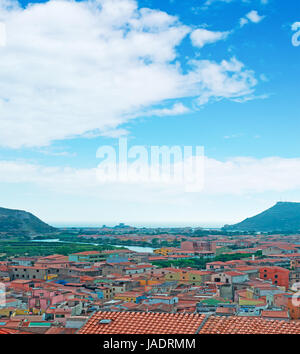 Panoramablick über Bosa an einem bewölkten Tag Stockfoto