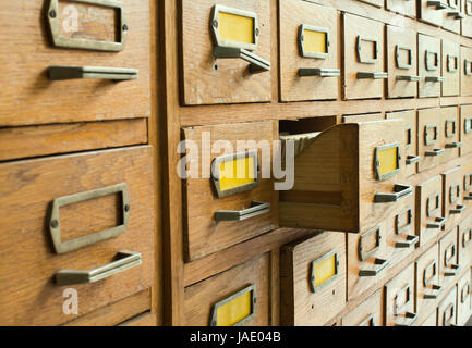 Altes Archiv mit Holzschubkästen Stockfoto