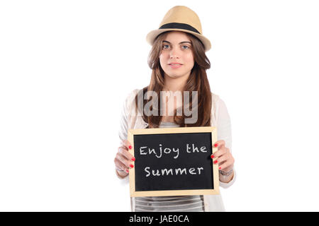 Porträt von Latin-Frau mit Tafel mit Text "Genießen Sie den Sommer". Reisekonzept. Isolierten weißen Hintergrund. Stockfoto