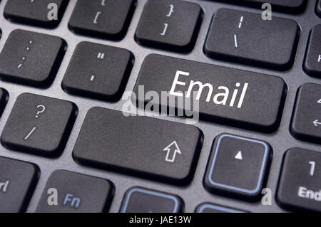 Nachrichten auf Tastatur enter-Taste für e-Mail-Konzepte. Stockfoto