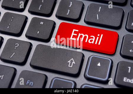 Nachrichten auf Tastatur enter-Taste für e-Mail-Konzepte. Stockfoto