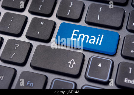 Nachrichten auf Tastatur enter-Taste für e-Mail-Konzepte. Stockfoto