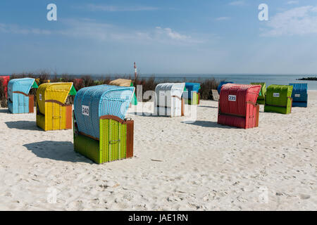 Bunte Strandkörbe an Düne, deutsche Insel in der Nähe von Helgoland Stockfoto