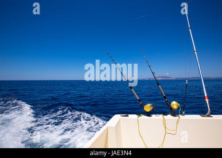 Ibiza Fischerboot trolling mit Ruten und Rollen im blauen Mittelmeer Balearen Stockfoto