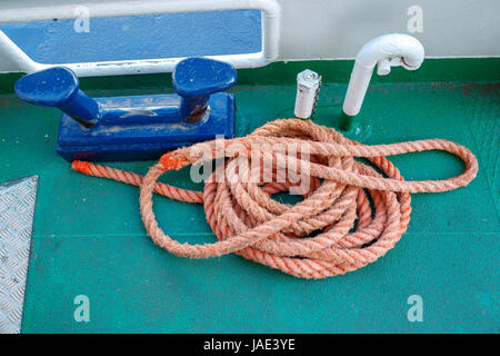 Abgenutzte Liegeplatz Poller mit schweren Seile auf dem Deck eines Schiffes, Nahaufnahme. Ansicht von oben. Stockfoto