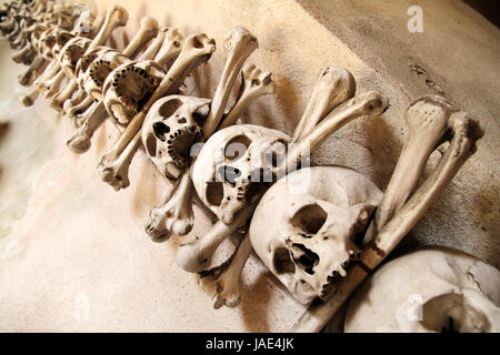 Sedlec Ossuary ist eine kleine katholische Kapelle, befindet sich unterhalb der Friedhof Allerheiligen (Tschechisch: Hrÿbitovn "Kostel Vsÿech Svaty «ch) in Sedlec, einem Vorort von Kutn‡ Hora in der Tschechischen Republik. Das Beinhaus ist voraussichtlich die Skelette der zwischen 40.000 und 70.000 Menschen enthalten, von denen viele ihre Knochen künstlerisch angeordnet, um Form Dekoration und Einrichtung für die Kapelle gehabt haben. Das Beinhaus gehört zu den meistbesuchten Sehenswürdigkeiten der Tschechischen Republik, mehr als 200 000 Besucher jährlich anzieht. Stockfoto