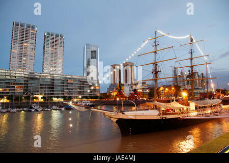 Nacht Schuss von Puerto Madero in Buenos Aires, Argentinien, Südamerika. Stockfoto