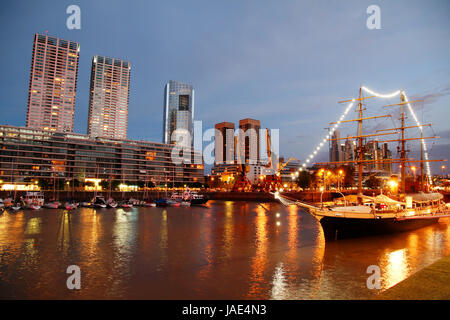 Nacht Schuss von Puerto Madero in Buenos Aires, Argentinien, Südamerika. Stockfoto