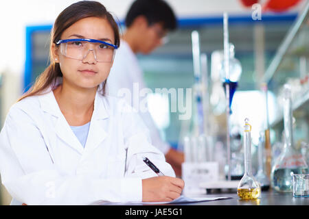 Eine weibliche chinesische Labor Wissenschaftler arbeiten im Labor mit Reagenzgläsern Stockfoto