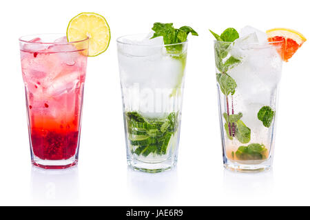 Eingestellt von Cocktails mit Gin Tonic auf weißen Hintergrund isoliert Stockfoto