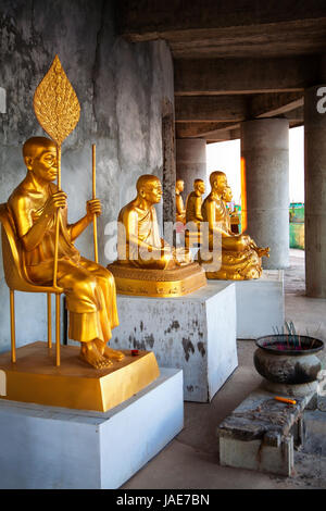 Statuen der Mönche am Big Buddha Denkmal, Insel Phuket, Thailand Stockfoto