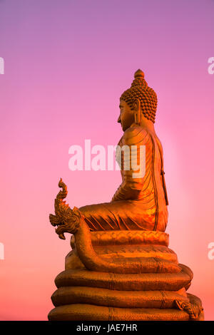 Goldene Buddha-Statue am Big Buddha Denkmal, Insel Phuket, Thailand Stockfoto