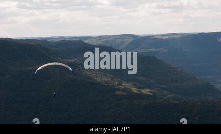 Paragliding ist der Freizeit- und Abenteuersport Gleitschirme fliegen Stockfoto