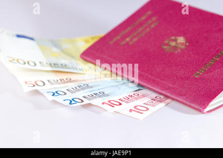 Mehrere Euro-Noten liegen in einem deutschen Reisepass für Reisen Stockfoto