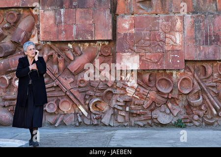 Frau am Telefon in Kutaisi, Georgien Stockfoto