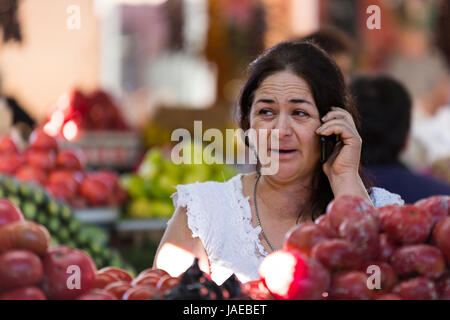 Frau am Telefon in Kutaisi, Georgien Stockfoto