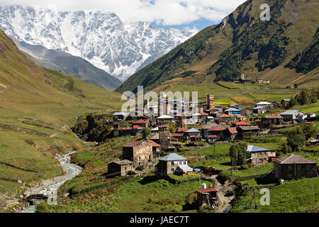 Mittelalterliche Türme in Uschguli, Kaukasus-Gebirge, Georgien. Stockfoto