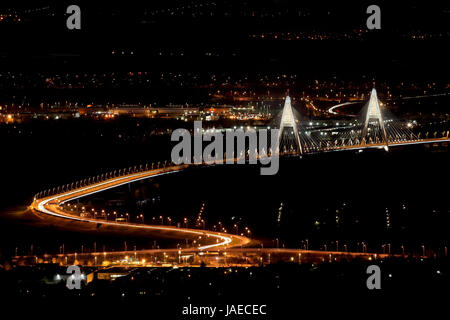 Autobahnbrücke mit Nachtlicht Stockfoto