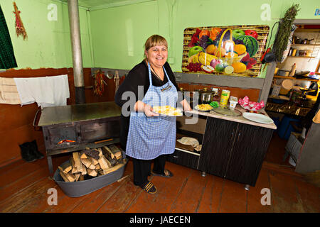 Frau macht Pommes frites, Georgia. Stockfoto