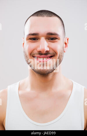Porträt von glücklicher junger Mann mit gesunde Haut auf seinem Gesicht. Stockfoto