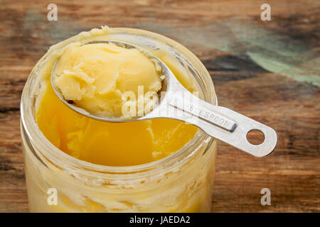 JAR und Messung Esslöffel Ghee - Butterschmalz Stockfoto