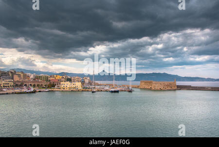 Alten Hafen von Heraklion mit venezianischen Festung Koules, Boote und Marina bei Nacht, Kreta, Griechenland. Stockfoto