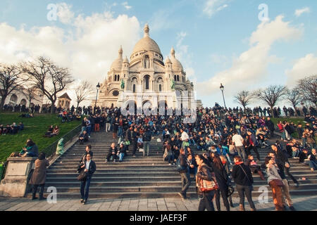 Menschen vor der Basilika Sacre Coeur auf dem Montmartre Stockfoto