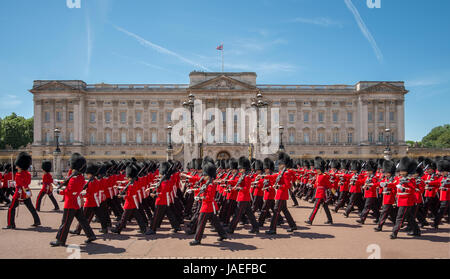 3. Juni 2017. 1. Bataillon Irish Guards marschieren vorbei an Buckingham Palast während der Generalmajor Review, Trooping die Farbe vorletzte Probe. Stockfoto