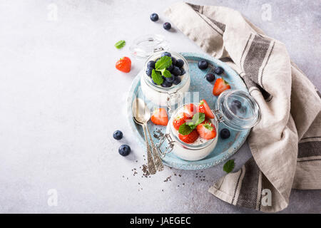 Chia-Samen-Pudding mit Beeren im Glas. Superfoods Konzept mit Textfreiraum. Ansicht von oben. Stockfoto