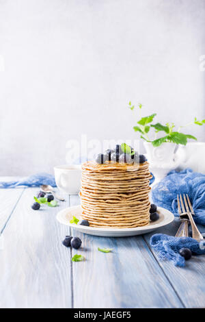 Stapel von hausgemachte Pfannkuchen mit frischen Heidelbeeren auf einem hölzernen Hintergrund. Gesundes Frühstück-Konzept mit Textfreiraum. Stockfoto