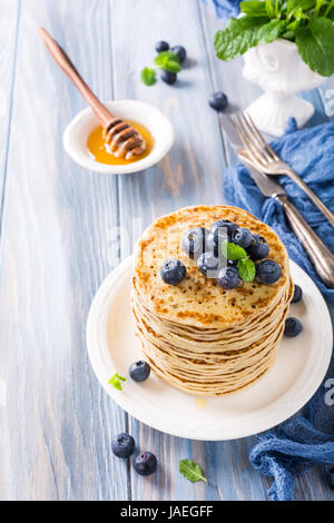 Leckere Pfannkuchen mit frischen Heidelbeeren auf einem hölzernen Hintergrund. Gesundes Frühstück-Konzept. Stockfoto