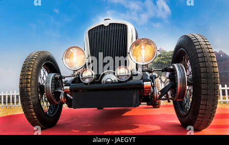 Untere Winkel Vorderansicht eines unbekannten Oldtimer retro Vintage Sportwagens unter blauem Himmel Stockfoto