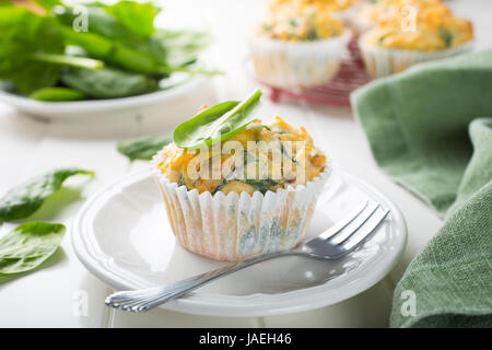 Muffins mit Spinat, Süßkartoffeln und Käse auf weißem Hintergrund. Gesunde Ernährung-Konzept. Stockfoto