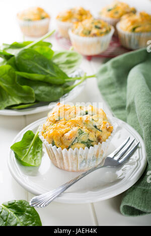 Muffins mit Spinat, Süßkartoffeln und Käse auf weißem Hintergrund. Gesunde Ernährung-Konzept. Stockfoto
