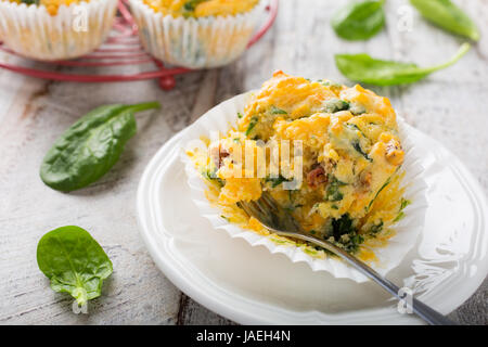 Muffins mit Spinat, Süßkartoffeln und Käse auf alten weißen hölzernen Hintergrund. Gesunde Ernährung-Konzept. Stockfoto