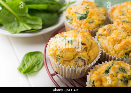 Muffins mit Spinat, Süßkartoffeln und Käse auf weißem Hintergrund. Gesunde Ernährung-Konzept. Stockfoto