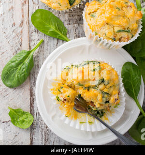 Muffins mit Spinat, Süßkartoffeln und Käse auf alten weißen hölzernen Hintergrund. Gesunde Ernährung-Konzept. Stockfoto