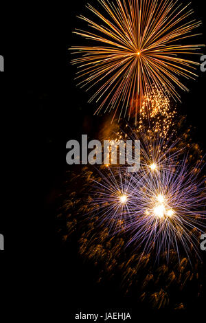 Feuerwerk-Rahmen mit reinen 100 % schwarze Textfreiraum Stockfoto