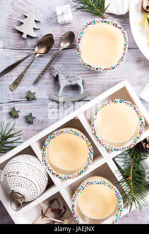 Schokoladendessert mit Pudding Sahne. Köstliche thematische Abendessen Weihnachtstisch. Ansicht von oben. Stockfoto