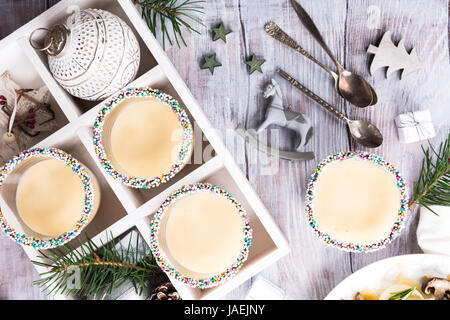 Schokoladendessert mit Pudding Sahne. Köstliche thematische Abendessen Weihnachtstisch. Ansicht von oben. Stockfoto