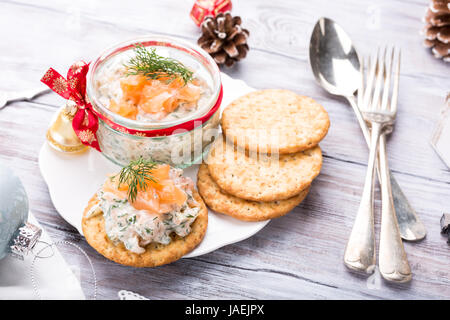 Geräucherter Lachs, Frischkäse und Dill zu verbreiten Stockfoto