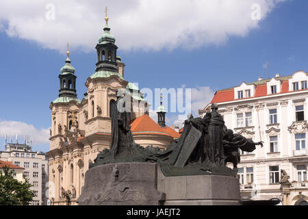 Jan Hus-Denkmal in Prag Altstädter Ring und St.-Nikolaus Kirche Stockfoto